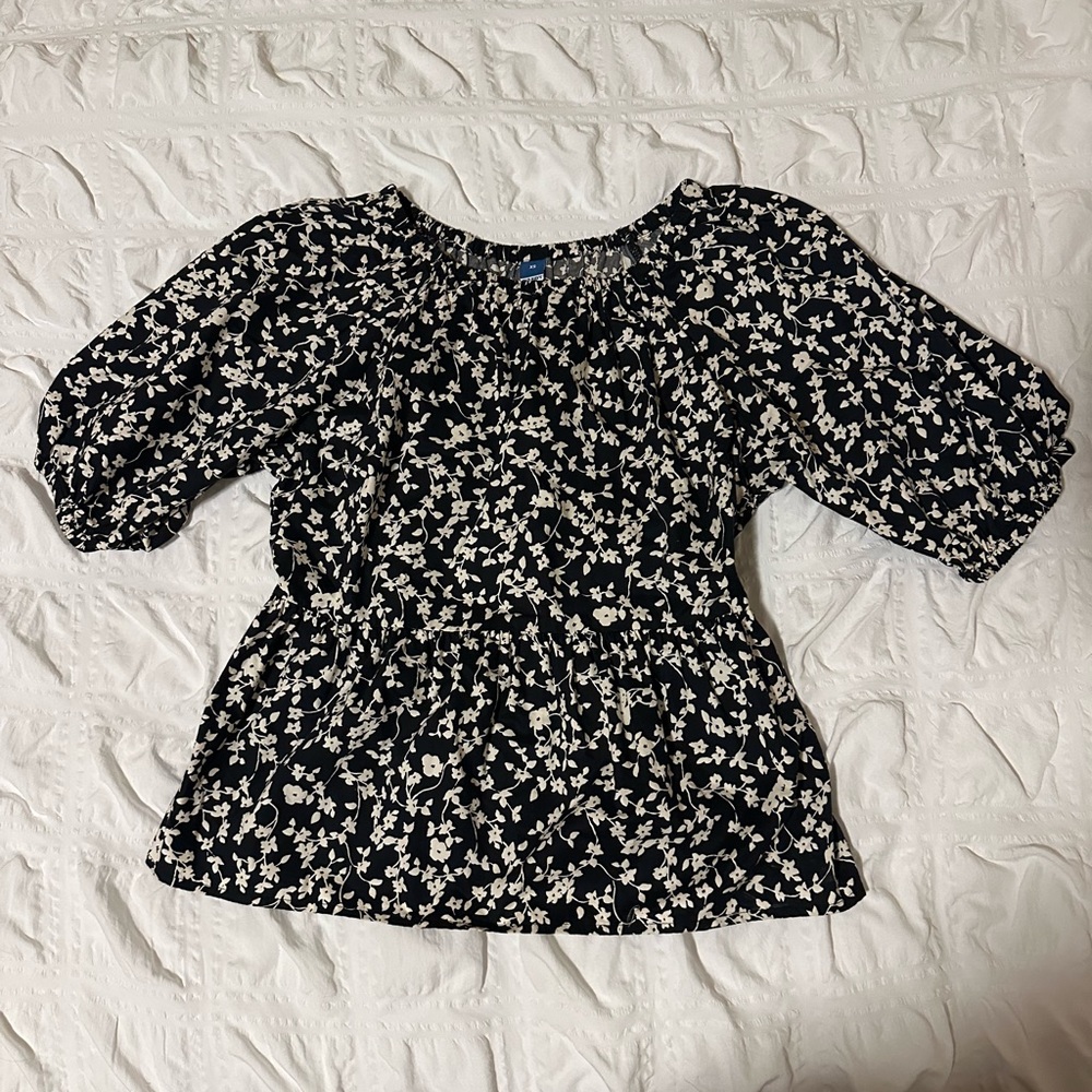 Old Navy size xs top. In perfect condition only worn once.